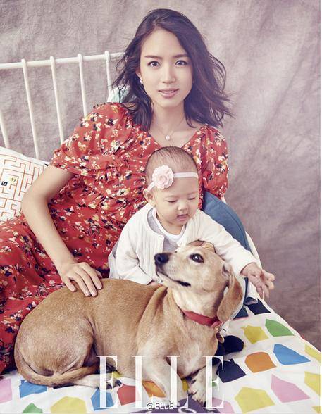 世界小姐張梓琳攜女拍寫真 母女神同步吃手曬幸福