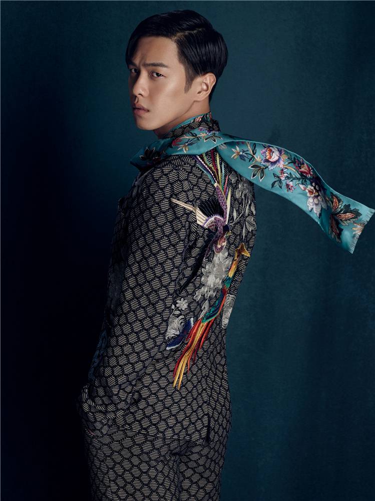 張若昀帥氣復(fù)古寫真大片 另類復(fù)古別具風(fēng)格
