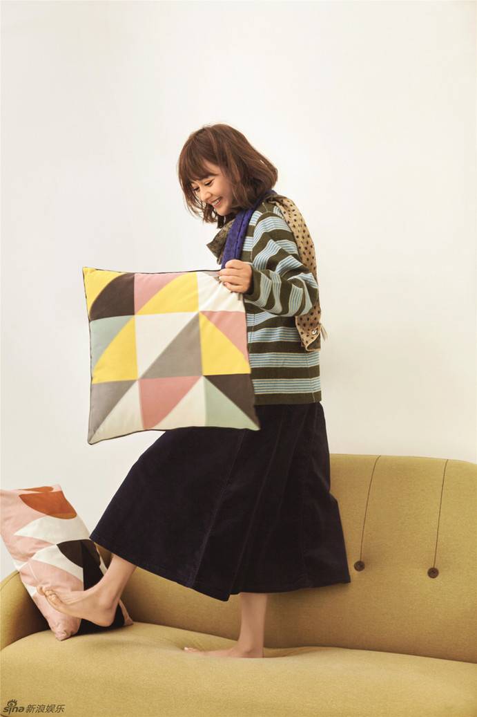 陳意涵元?dú)馍倥畬?xiě)真 素雅靈動(dòng)笑眼迷人