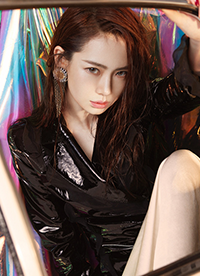 戚薇秋冬時(shí)尚寫真公開 率性綻放酷感十足