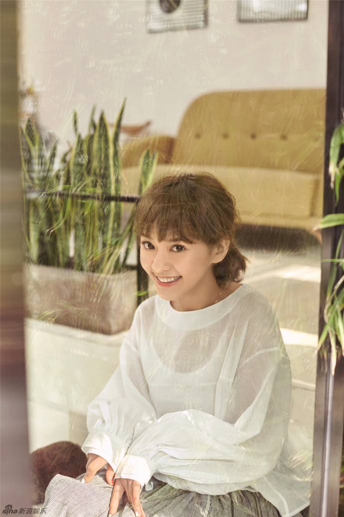 陳意涵元?dú)馍倥畬懻?素雅靈動笑眼迷人