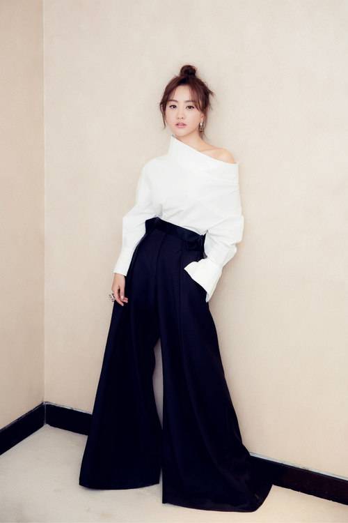 楊蓉時(shí)尚寫真曝光 小露香肩可愛又嫵媚