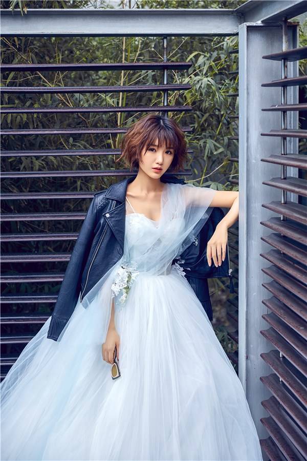 毛曉彤時(shí)尚寫真大片曝光 香肩微露美如畫