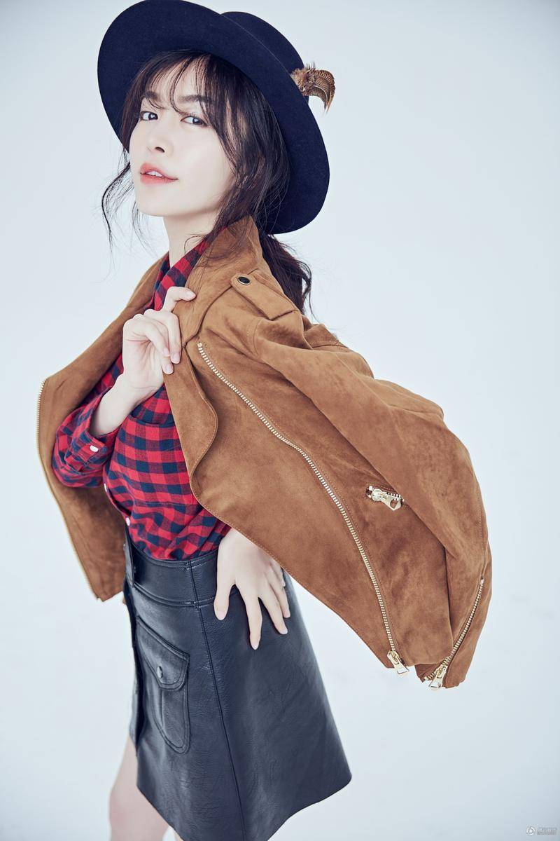 趙多娜曝時(shí)尚寫真 冬日英倫風(fēng)搭配干練十足