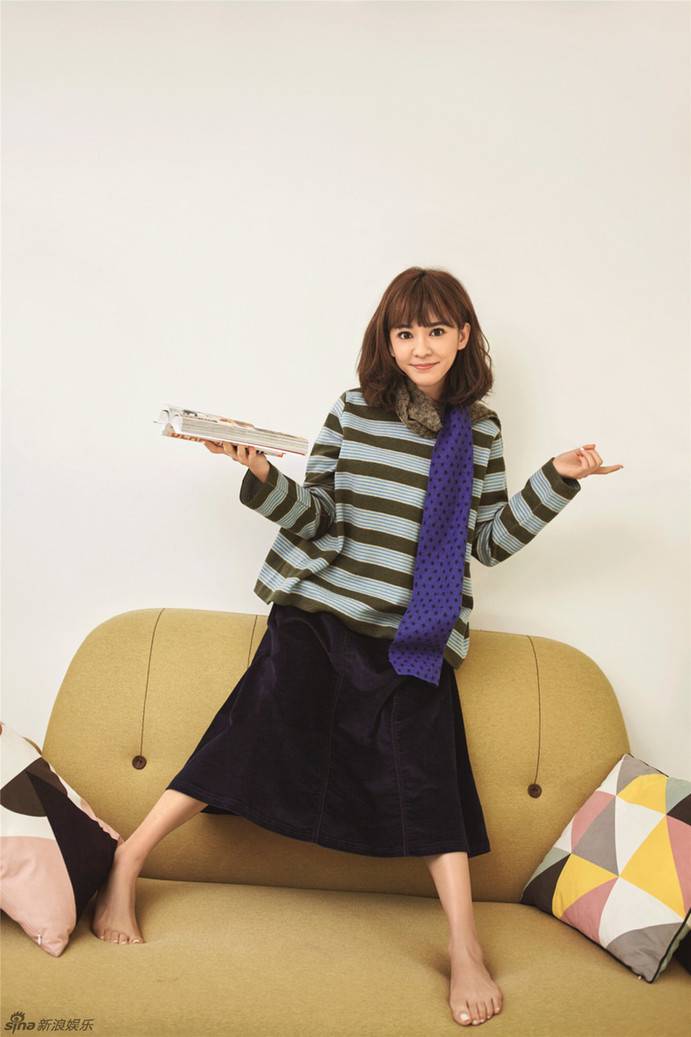 陳意涵元?dú)馍倥畬懻?素雅靈動(dòng)笑眼迷人