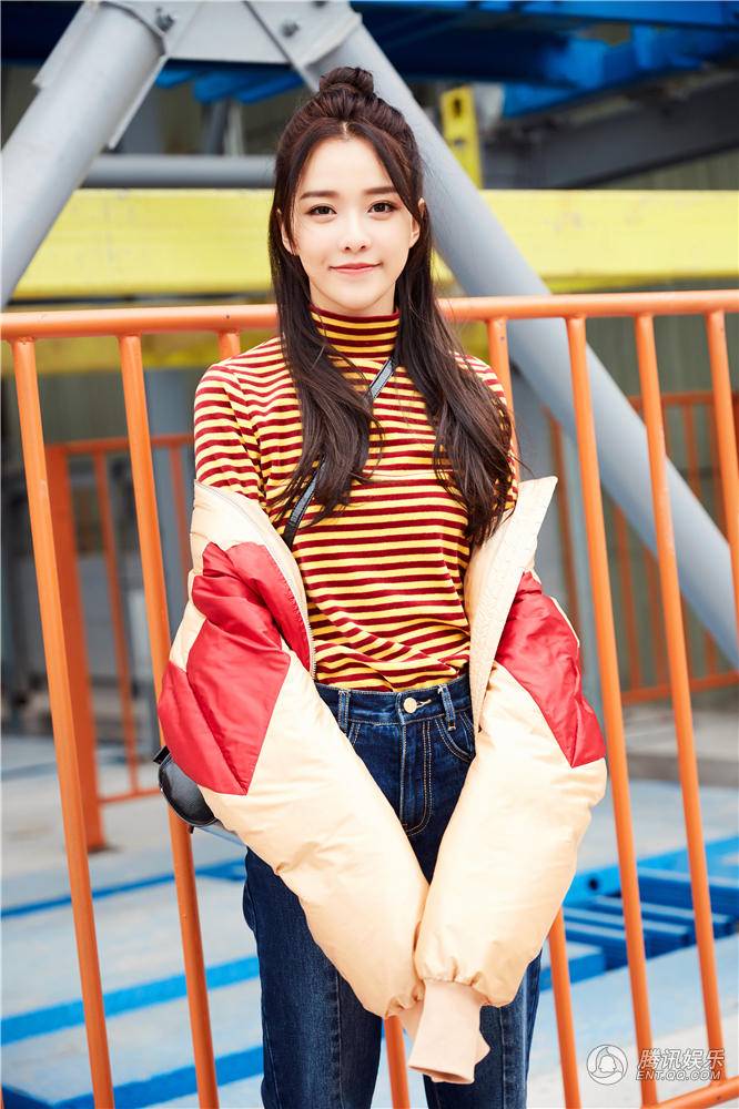 黃一琳時(shí)尚潮流街拍寫真 丸子頭少女感十足