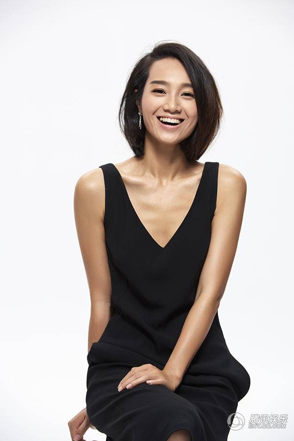 主持人朱丹黑白極簡寫真現(xiàn)性感“鎖骨殺”
