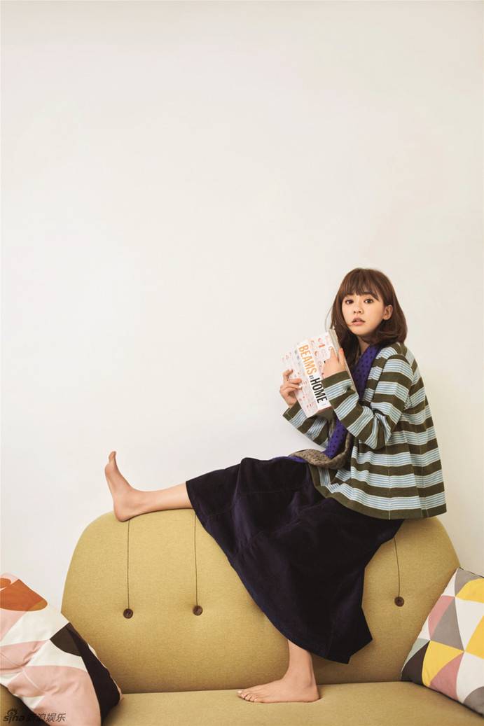 陳意涵元?dú)馍倥畬懻?素雅靈動(dòng)笑眼迷人