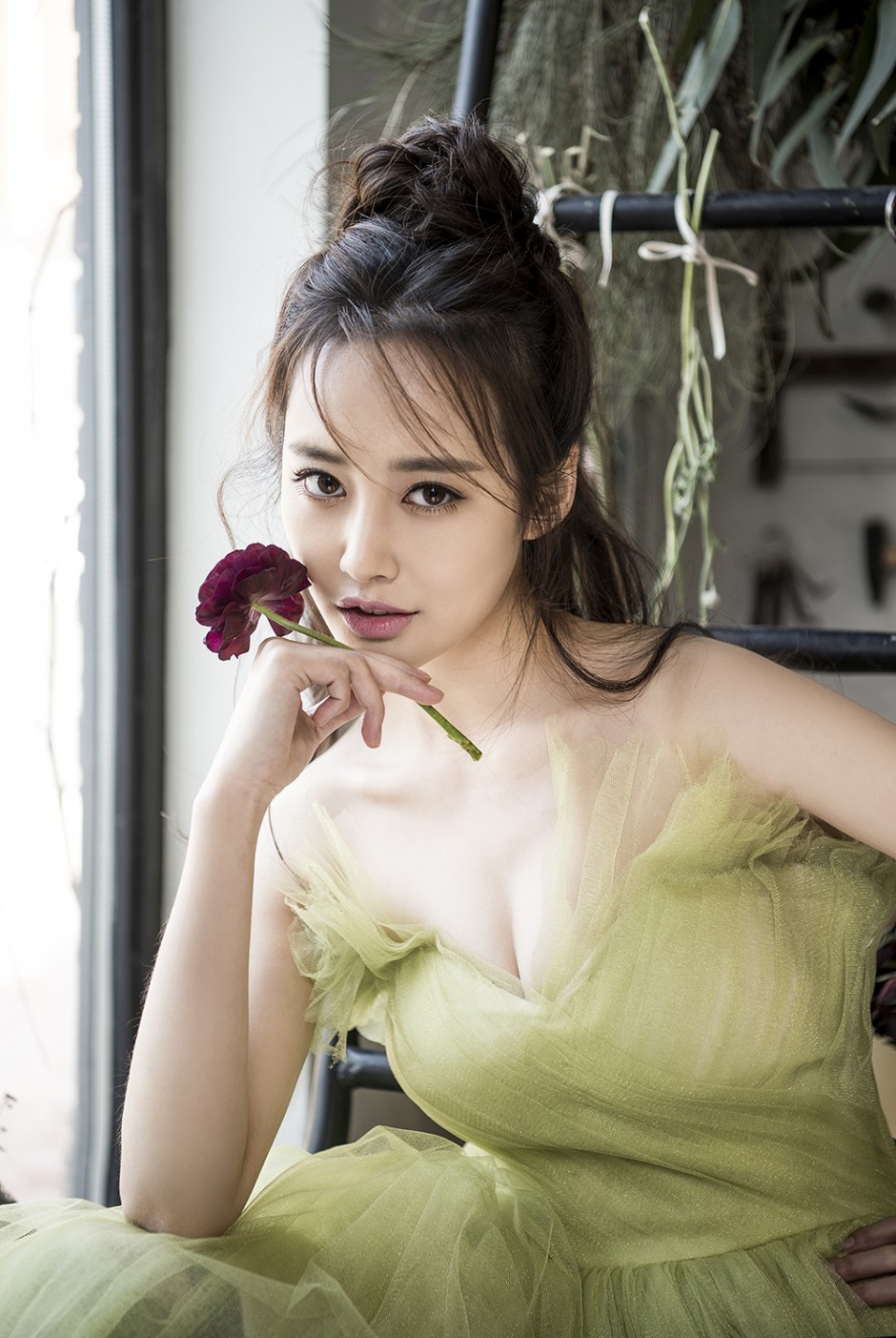 演員李純寫真性感十足 薄紗抹胸清新嫵媚