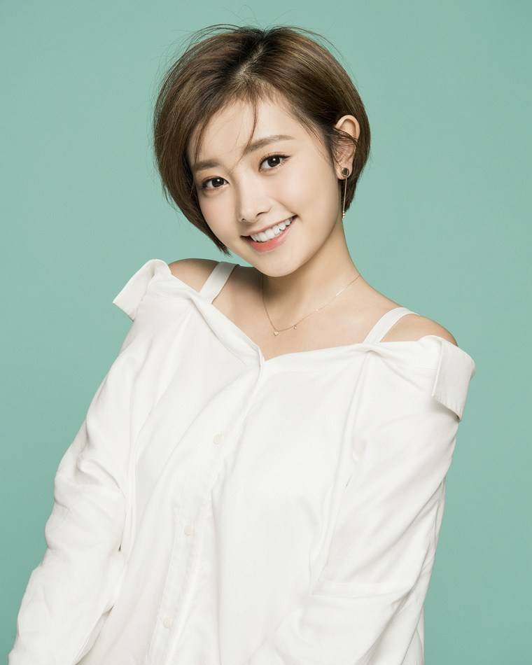 演員吳昱瑤最新寫真曝光 元?dú)馍倥嘎缎愿行⌒臋C(jī)