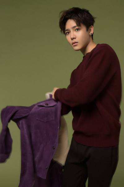 超能少年侯明昊寫真 初顯內(nèi)斂穩(wěn)重男友力