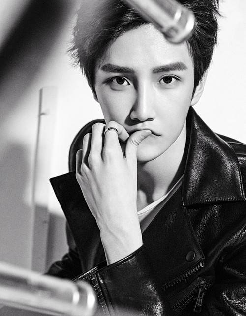 彥希最新時(shí)尚大片曝光 黑白簡(jiǎn)潔大展型男魅力