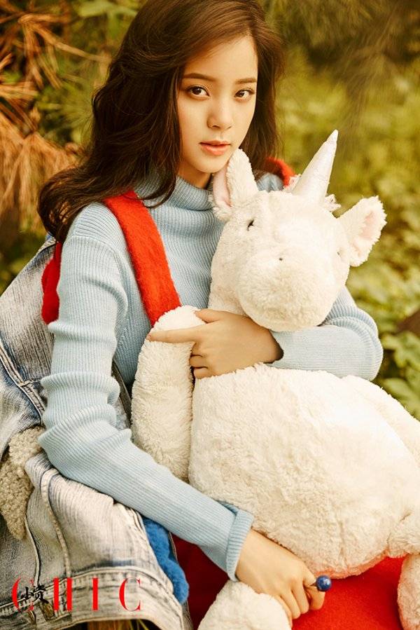 歐陽娜娜最新寫真封面照演繹青春精靈