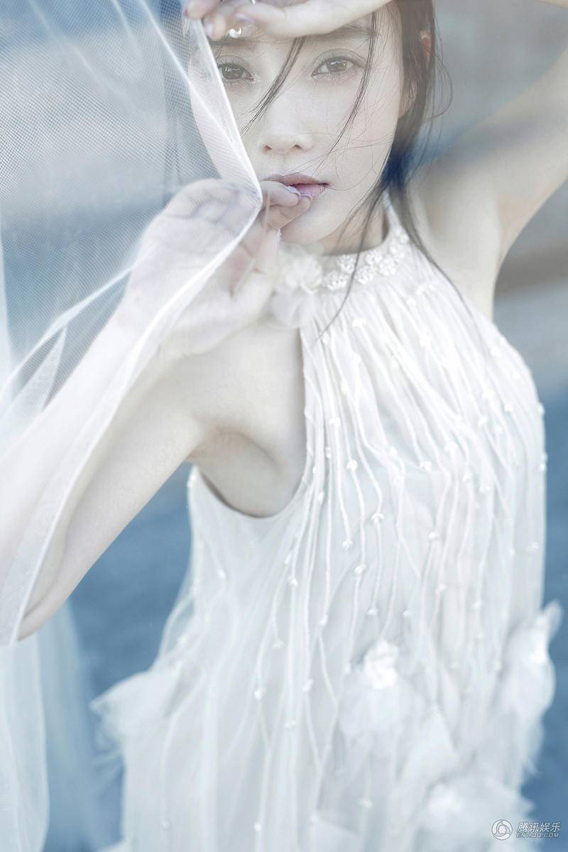 辣媽李小璐唯美寫真大片 冷峻嬌柔清純似少女