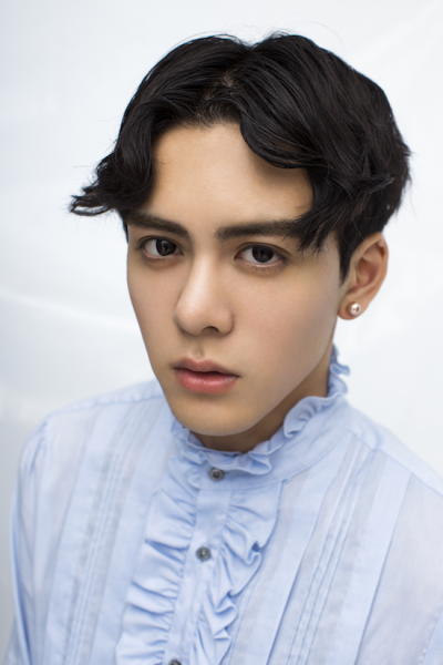 大眼仔曾舜晞時尚寫真變身&ldquo;巴洛克王子&rdquo;