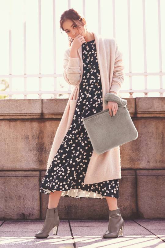 日本宅男女神佐佐木希冬日輕熟女寫真大片