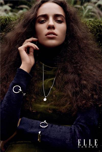 超模Emm Arruda雜志大片演繹天鵝絨的奢華時尚