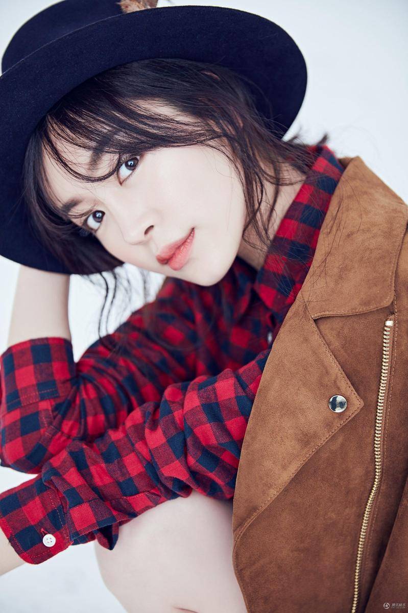 趙多娜曝時(shí)尚寫真 冬日英倫風(fēng)搭配干練十足