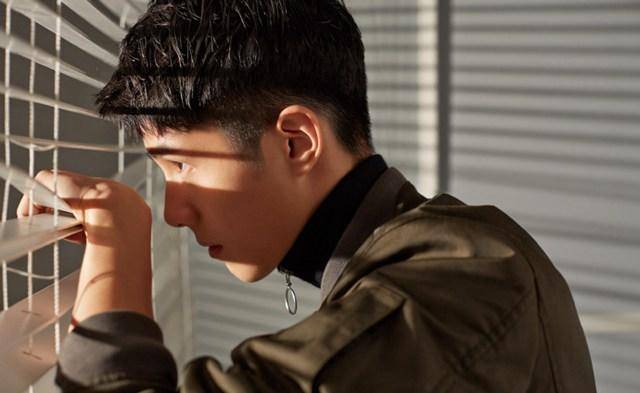 劉昊然時(shí)尚寫真大片曝光 清秀面容眼神撩妹