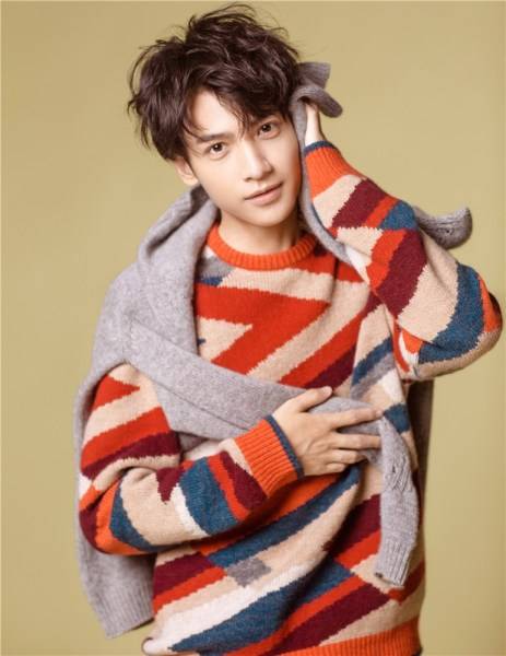 羅云熙秋冬寫真大片曝光 溫暖復(fù)古帶點(diǎn)慵懶