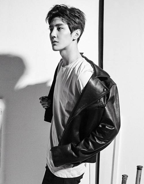 彥希最新時(shí)尚大片曝光 黑白簡潔大展型男魅力