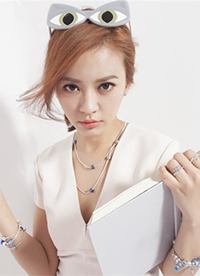 陳意涵最新寫真大片 鬼馬另類搭配顯小女人風(fēng)味