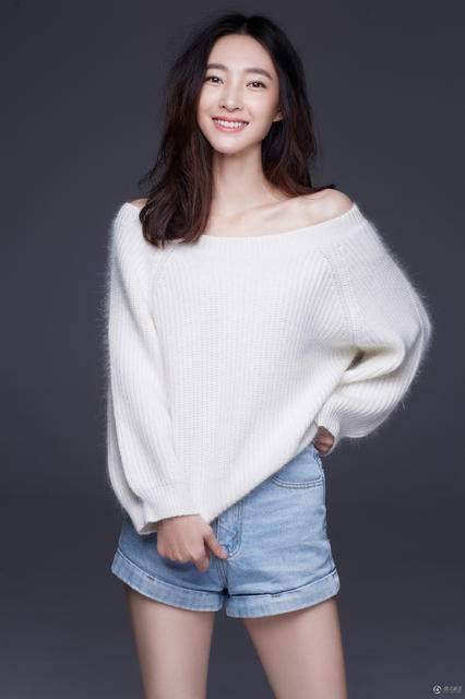 演員王麗坤暖冬寫真 香肩長腿顯別致小性感