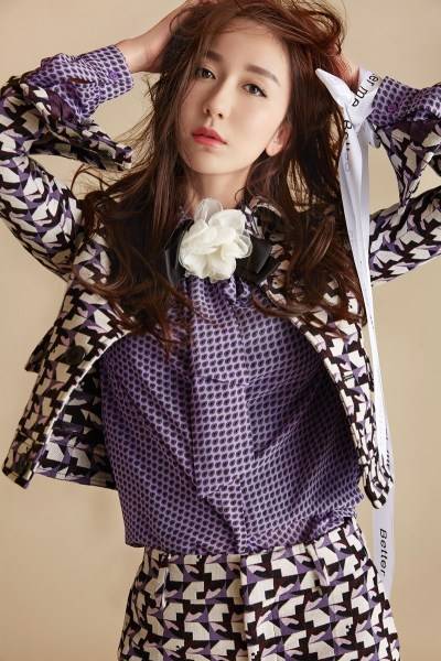 演員婁藝瀟最新寫(xiě)真曝光 變身西裝美人