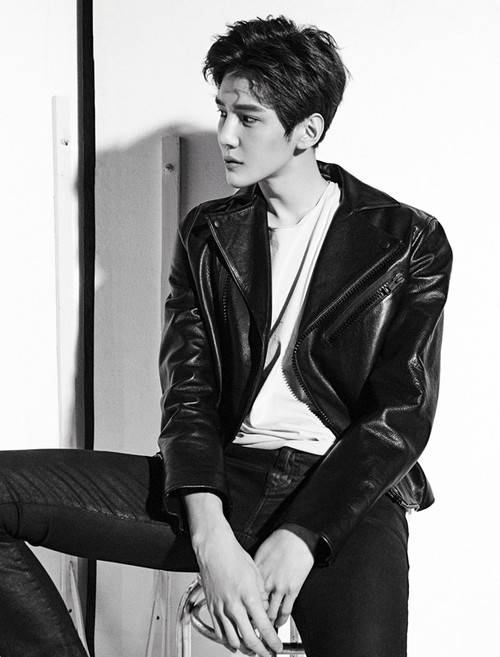 彥希最新時尚大片曝光 黑白簡潔大展型男魅力