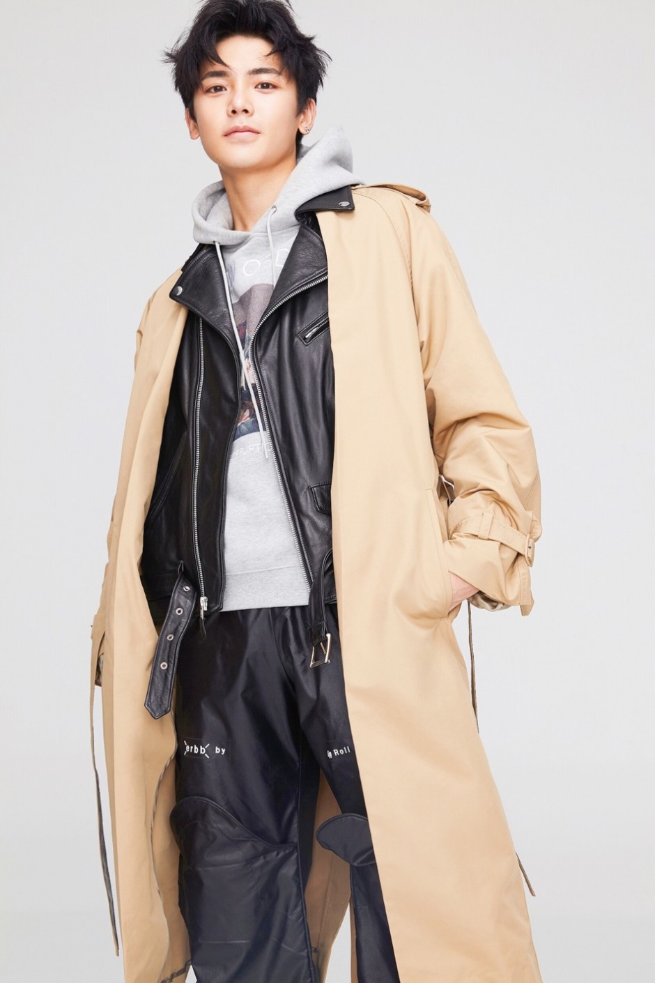 超能少年侯明昊時尚寫真 時尚造型彰顯混搭魅力