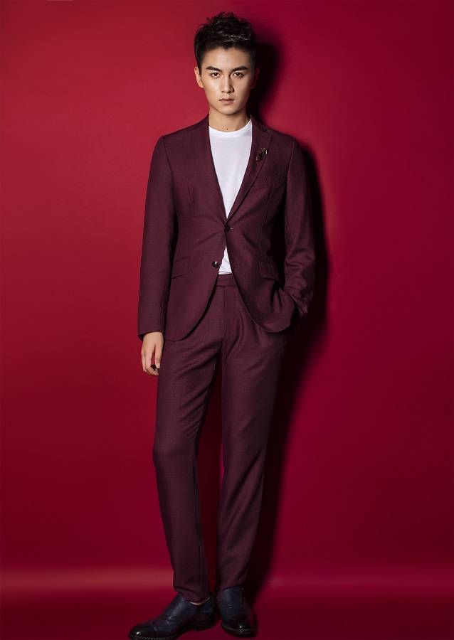 陳曉西裝寫真超時髦 目光深邃透露深沉魅力