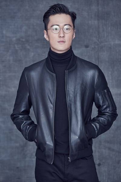 內(nèi)地演員趙炳銳寫真帥照 利落短發(fā)大展男士風(fēng)范