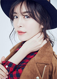 趙多娜曝時(shí)尚寫真 冬日英倫風(fēng)搭配干練十足