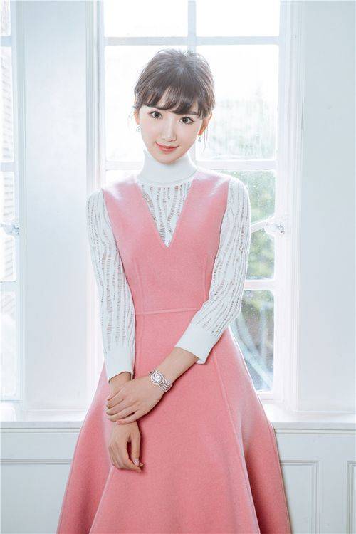 一身粉裙盡顯淑女范兒 毛曉彤側(cè)身回眸美翻天