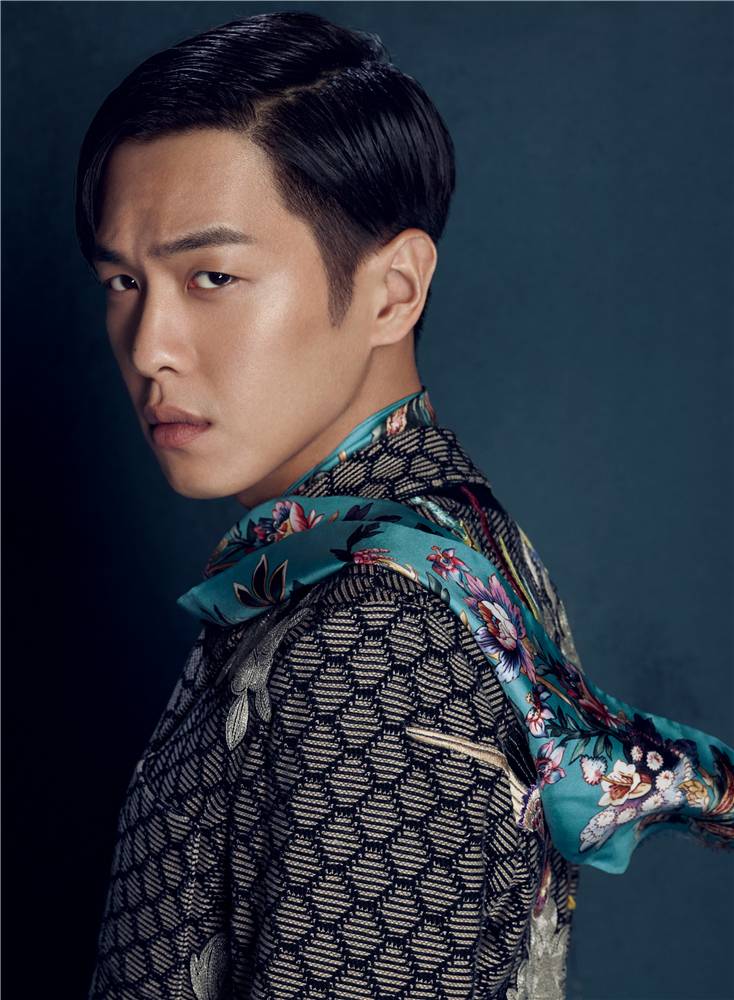 張若昀帥氣復古寫真大片 另類復古別具風格