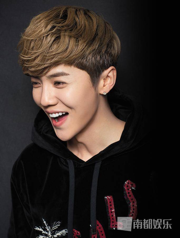 鹿晗帥氣寫真大片曝光 回眸殺撩你沒商量