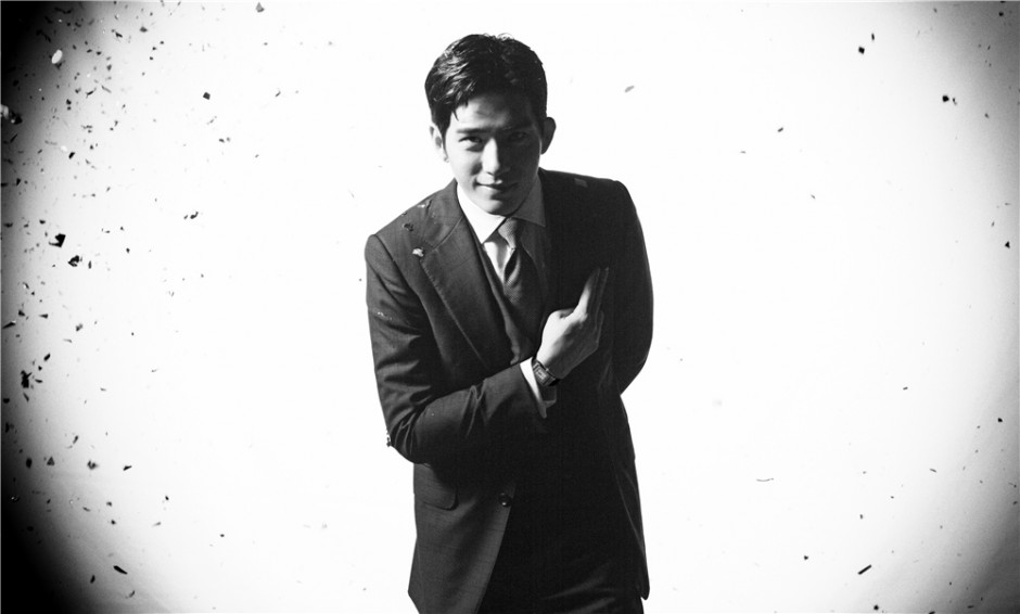 井柏然時尚大片曝光 黑白光影演繹正反面