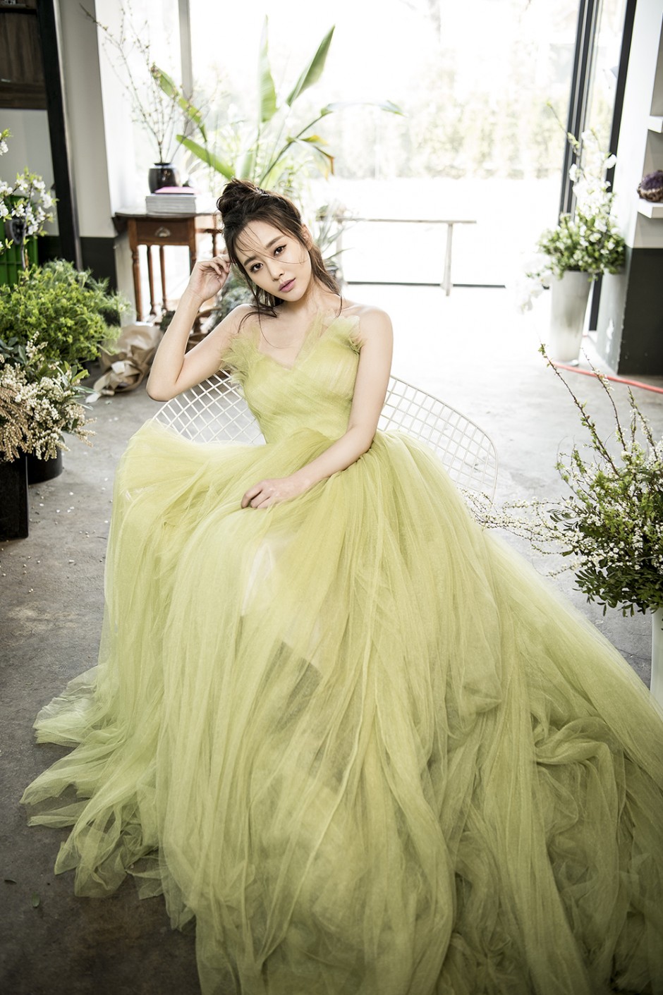 演員李純寫真性感十足 薄紗抹胸清新嫵媚