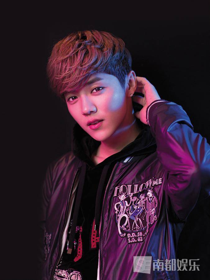 鹿晗帥氣寫真大片曝光 回眸殺撩你沒商量