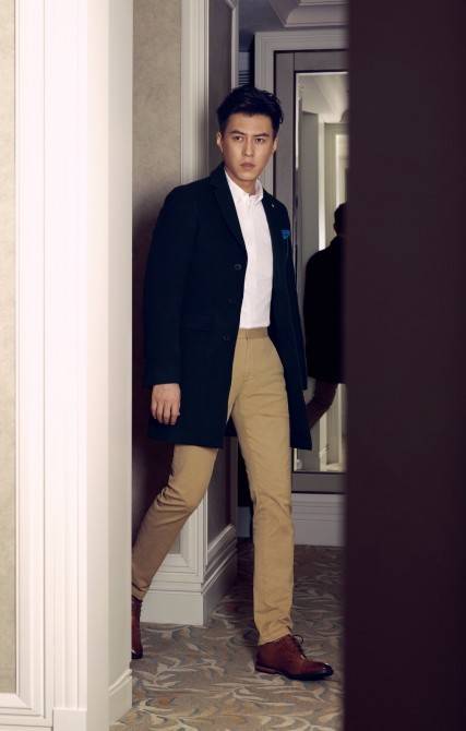 靳東最新雜志寫真圖片 儒雅氣質(zhì)盡顯老干部風(fēng)情