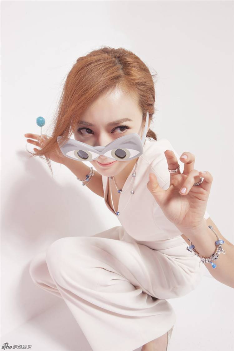 陳意涵最新寫真大片 鬼馬另類搭配顯小女人風味