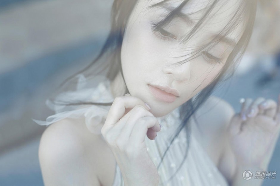 辣媽李小璐唯美寫真大片 冷峻嬌柔清純似少女