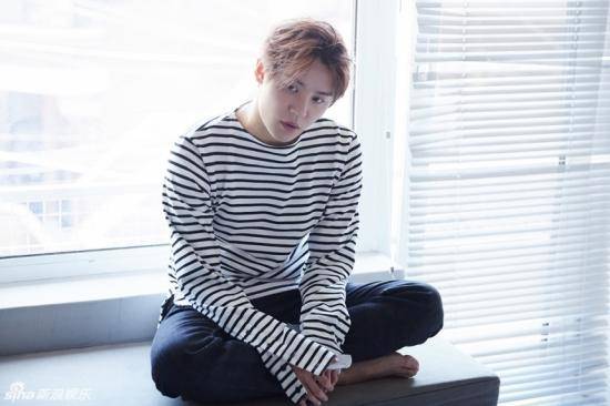 JYJ金俊秀時(shí)尚寫真大片 金發(fā)眼線造型前衛(wèi)