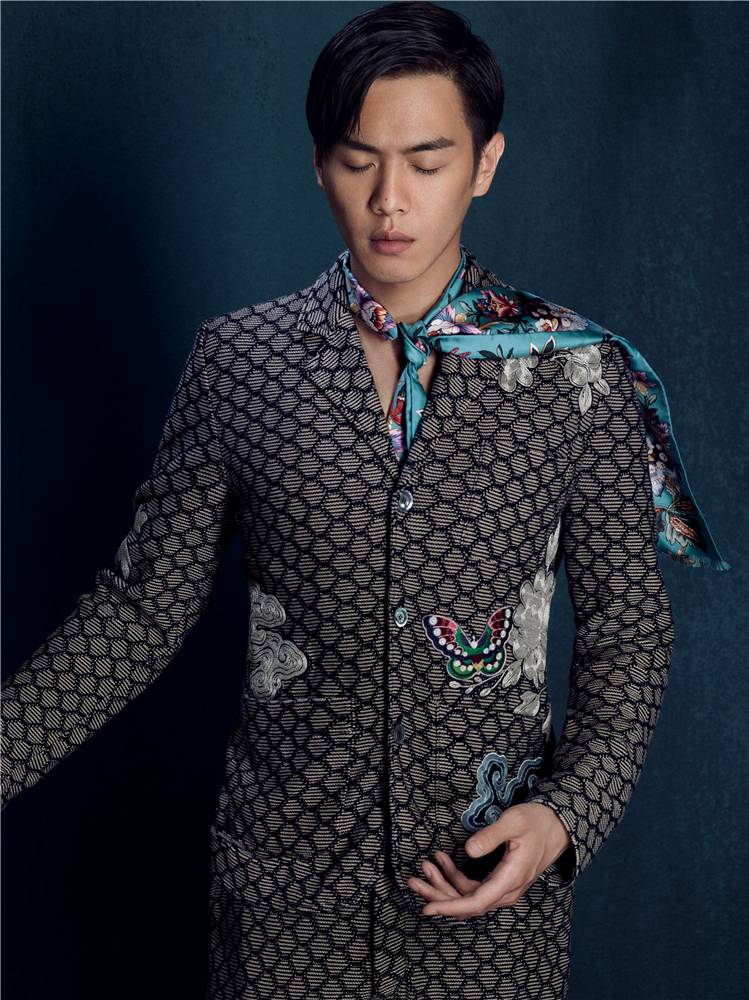 張若昀帥氣復(fù)古寫真大片 另類復(fù)古別具風(fēng)格