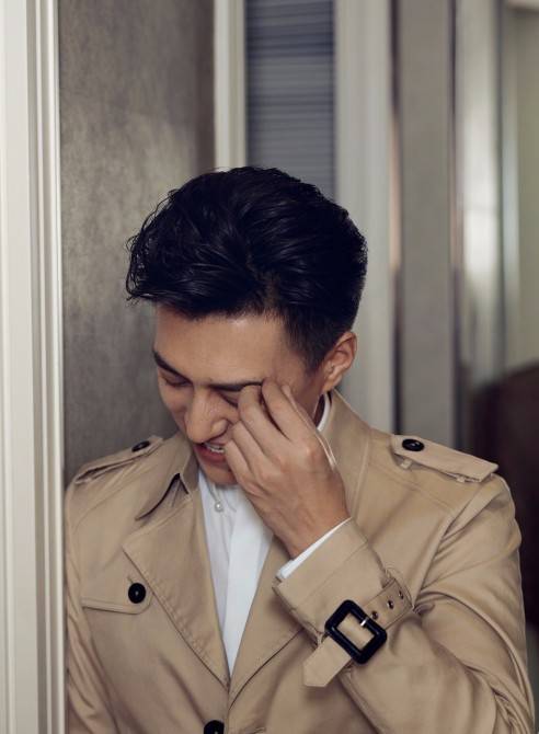 靳東最新雜志寫真圖片 儒雅氣質(zhì)盡顯老干部風(fēng)情