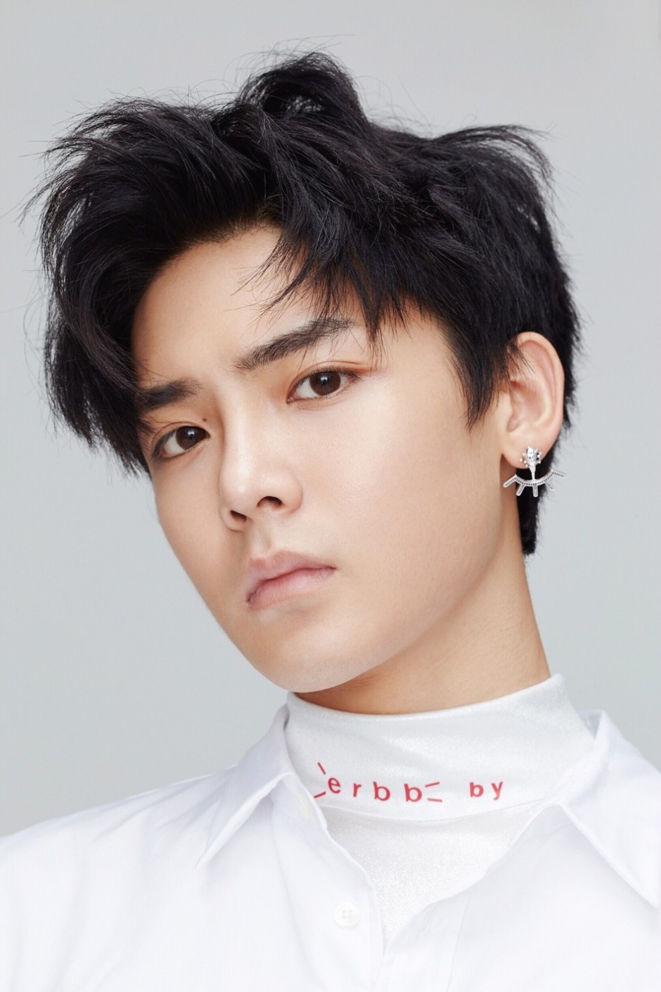 超能少年侯明昊時尚寫真 時尚造型彰顯混搭魅力