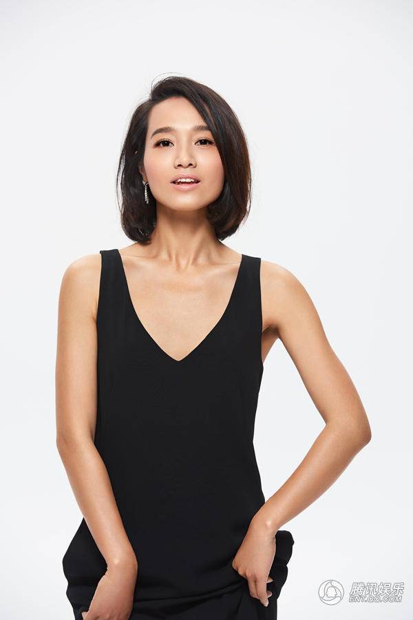 主持人朱丹黑白極簡寫真現(xiàn)性感&ldquo;鎖骨殺&rdquo;