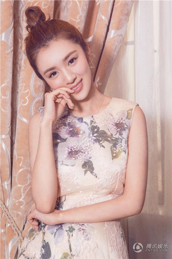 演員王曉晨旗袍復(fù)古寫真 身姿窈窕展大長腿