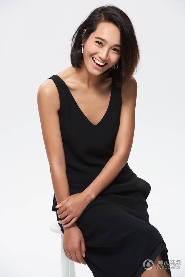 主持人朱丹黑白極簡(jiǎn)寫(xiě)真現(xiàn)性感&ldquo;鎖骨殺&rdquo;