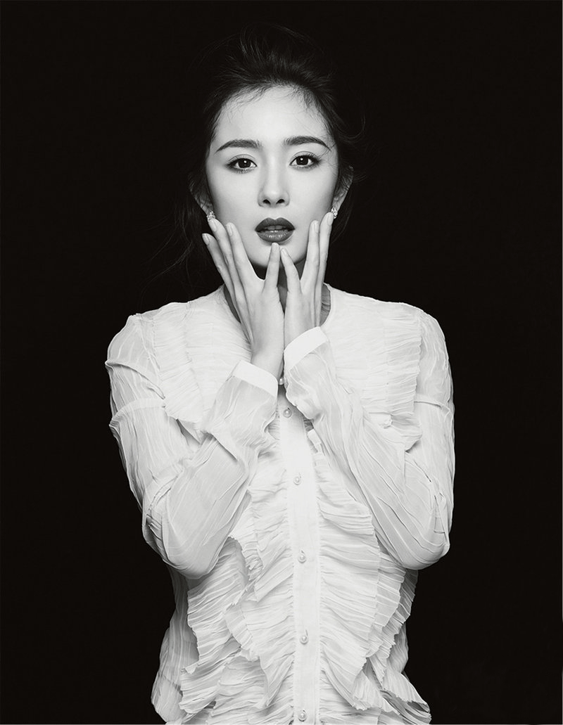 楊冪最新時(shí)尚寫(xiě)真大片 烈焰紅唇冷艷動(dòng)人